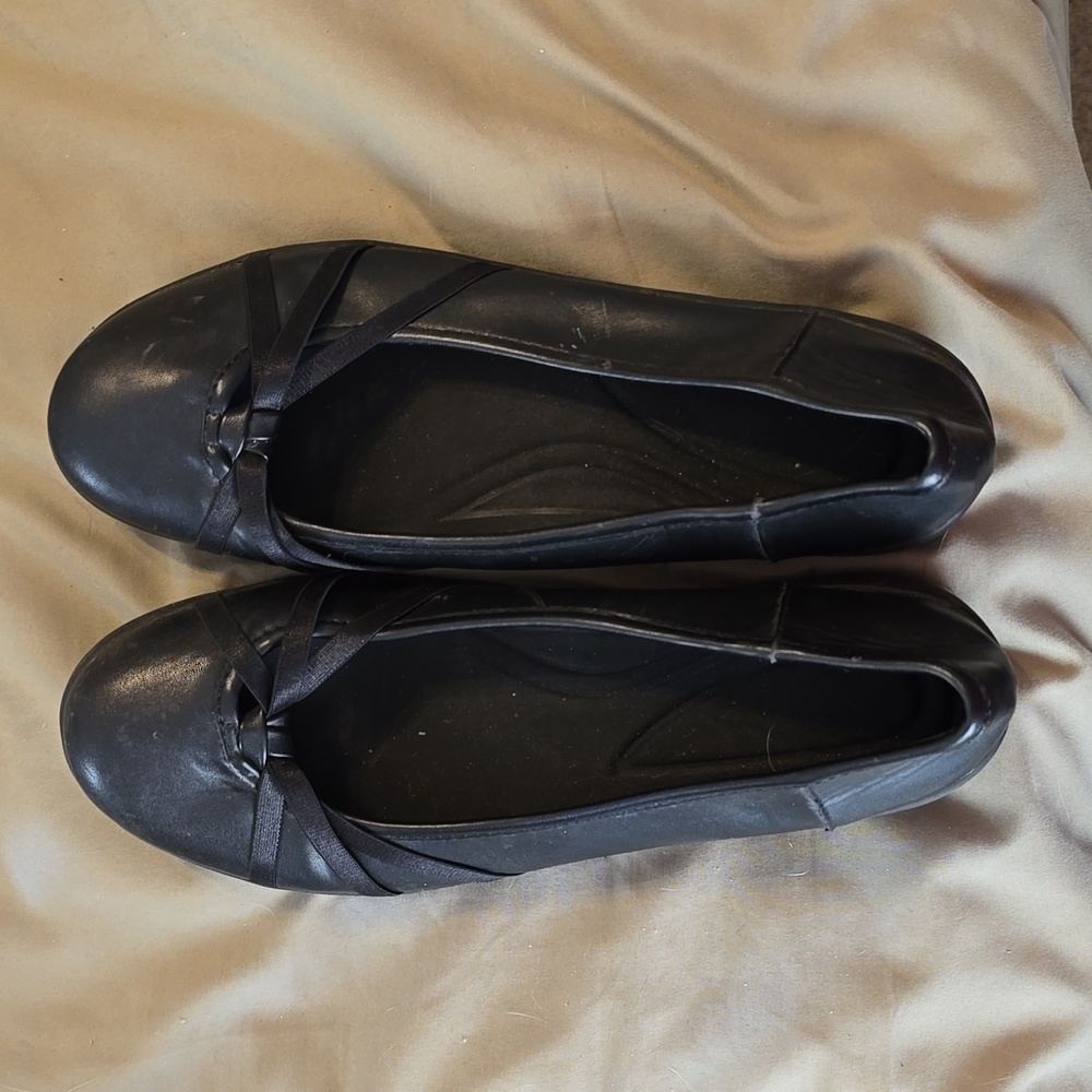 Size 10W Bass black leather flats